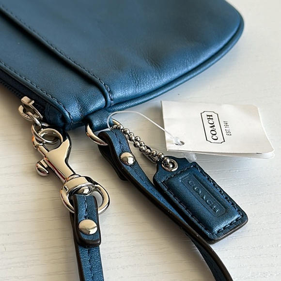 NWT COACH Ocean Leather Zip Wristlet - Picture 2 of 5